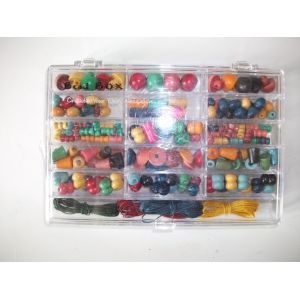 Set De Perles En Bois Color&eacute;s Avec Ses Fils Dans Sa Boite &Agrave; Compartiments - Occasion