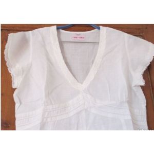 Top Chic-Choc Taille 1 - Tr&egrave;s Joli Haut F&eacute;minin Avec Encolure Et Mancherons Bord&eacute;s Dentelle - Forme Cintr&eacute;e Et Petits Liens Au Dos - Blanc/&Eacute;cru- Jamais Port&eacute; - Occasion
