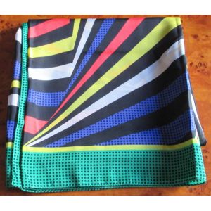 Très Beau Foulard Aux Motifs Dissymétriques Et Aux Couleurs Chatoyantes (Vert, Bleu, Blanc, Jaune, Rouge, Noir) - 88x90cm - 100% Polyester - Occasion