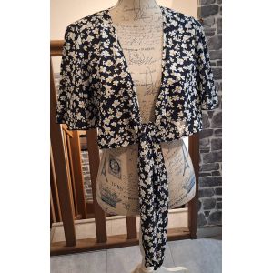 Bol&eacute;ro Court Avec Pans &Agrave; Nouer Noir &Agrave; Fleurs Blanches - Occasion