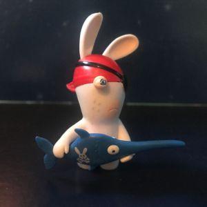 Figurine Lapin Crétin Pirate Avec Un Espadon - Série Les Lapins Crétins Retour Vers Le Passé (Ubisoft 2010) - Occasion