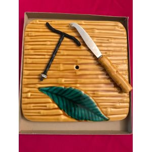 Plateau &Agrave; Fromages Carr&eacute; En Barbotine De Vallauris Avec Son Couteau En Fa&iuml;ence - Occasion