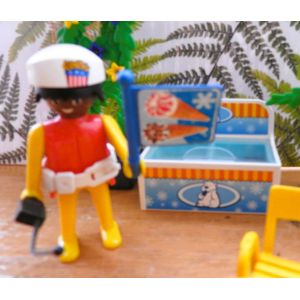 PLAYMOBIL PARC avec MARCHANDE DE GLACES + 3 figurines + plantes fleuries + table + 4 chaises + container &agrave; glaces + pichet + gobelets. DECOR non PLAYMOBIL OFFERT (voir photo) - Occasion