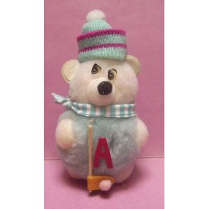 Figurine Peluche Ours Blanc Tenue Bleue Avec Bonnet Et Crosse De Hokey Lettre A - 17 Cm - Occasion