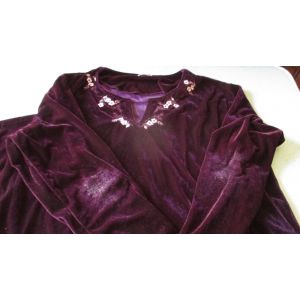 Robe D'intérieur Ou Robe De Chambre Aspect Velours Chatoyant- Modèle Excellence Prune/Bordeaux-Taille 50- Encolure En V Avec Broderie De Fleurs- Coupe Droite Et Longue- Fentes Latérales- 100%Polyester - Occasion