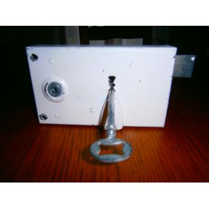 serrure horizontale &agrave; cl&eacute;. La cl&eacute; est un peu tordue mais elle fonctionne. En bon &eacute;tat - Occasion