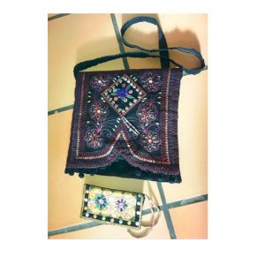 SAC BRODERIE VELOURS BANDOULIERE ANTIQUE TEXTILE BESACE NOIRE SACOCHE A MAIN STYLE EXOTIQUE BRODE AVEC SON PORTE MONNAIE DECORE COTON BOHEMEDOUBLE POCHE FERMETURE ECLAIR 26X22CM MODE - Occasion