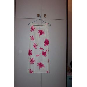 Robe Blanche Avec Fleurs Roses - Occasion