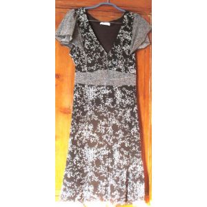 Robe Élégante En Voile Marron Imprimé Blanc- Sans Manches Mais Avec Un Léger Mancheron Volanté-Encolure En V-Bandeau Soulignant La Taille À Nouer Au Dos - Yessica- Taille 46 - 100%Nylon -Jamais Portée - Occasion