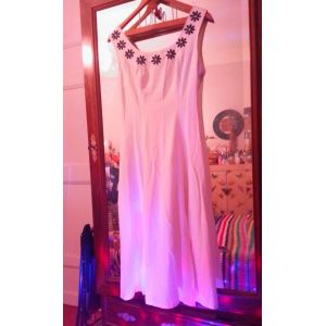 Robe Longue Blanche Fendue Devant Haut Fleurs Brodées Bleues 36 S Edward Os. - Occasion