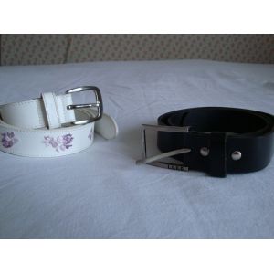 Lot De 2 Ceintures Fille Noire Unie En Cuir 65 Cm Avec Boucle Métal Logg + 1 Blanche 75 Cm En Vinyl Avec Fleurs Brodées Mauve - Occasion
