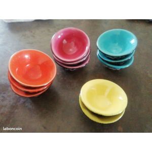 Superbe Ensemble De 11 Coupelles Mabyjo's À Vallauris 3 Orange 3 Violet 3 Bleu Et Malheureusement 2 Jaune Très Bel État 75 Mn De Diamètre Années 60 - Occasion