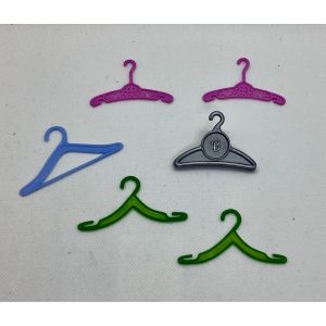 Lot 6 cintres plastique Barbie Mattel couleurs formes variées dressing boutique rangement - Occasion