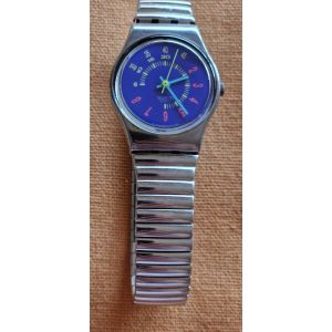 Montre Femme Marque Swatch, Bracelet Acier De 1,2 Cm, Écran 2 Cm Avec Fond Bleu-Violet. État Impeccable, En État De Marche. - Occasion