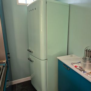 Réfrigérateur smeg couleur vert clair avec congélateur en bas et partie frigo en haut. 2 m de haut et 0,60 m environ sur 0,73 m de profondeur. Ouverture de porte de gauche vers la droite - Occasion