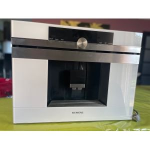 Machine à café encastrable Siemens CT636LEW1/04Écran numériqueProfondeur 38,5 cmLargeur 59,4 cmHauteur 45,5 cm1600watt19 barCompatible avec du café moulu ou grain Vendu avec notice. - Occasion