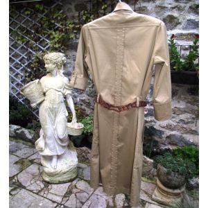 Robe Marque Lola Style Saharienne Avec Ceinture Cuir Tressée Taille 34. 98%Coton 2% Élasthanne Couleur Beige Camel. - Occasion