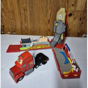 Camion mack transformable circuit mega mack raceworld disney cars 2 pixar - Occasion