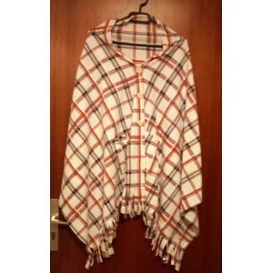 Cape,Liseuse Collection Bouchara Imprimée À Carreaux Cleab Taille Unique, Coloris Écru À Carreaux Roses, Gris, Noirs, Fermeture 3 Gros Boutons Écrus, 2 Poches Plaquées À L'avant, Bas Franges. - Occasion