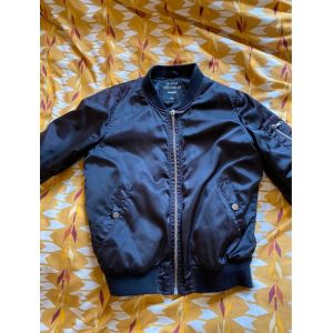 Une Veste Bombers Noire Qui Tient Chaud Pour L¿Hiver - Occasion
