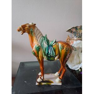 Sculpture représentant un cheval en Faïence Émaillée Polychrome. Chine. 28 cm x 29 cm. - Occasion