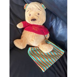 Doudou peluche Winnie the pooh jaune mouchoir bleu vert jaune et rouge 32cm - Occasion