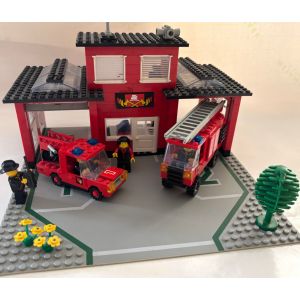 Set LEGO vintage, Année 1981, Numéro 6382 (Fire station - caserne de pompiers), Univers LEGOLAND, complet, avec notice, dépliant publicitaire de l'époque et la partie extérieure de la boite en carton - Occasion