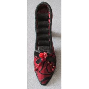 Chaussure porte-bijoux- escarpin recouvert de tissu rouge sombre brillant avec fleurs noires- 5 emplacements pour bagues-petit noeud, fleurs tissu et perles- longueur 18cm hauteur 11cm environ - Occasion