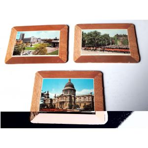 Trois petits sets de tables avec photos vintage de Londres signées Scenic-20x14.5cm-carton rigide aspect bois 2 tons sur le devant aspect liège sur l’arrière - articles anciens décoratifs - Occasion
