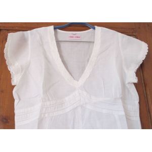 Top Chic-Choc Taille 1 - Très Joli Haut Féminin Avec Encolure Et Mancherons Bordés Dentelle - Forme Cintrée Et Petits Liens Au Dos - Blanc/Écru- Jamais Porté - Occasion