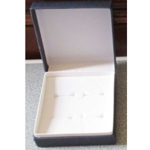 Boite/écrin carton rigide anthracite/noir avec couvercle attaché-7x7x3cm-coussin mousse blanc amovible à l'intérieur avec 4 petites encoches - Occasion