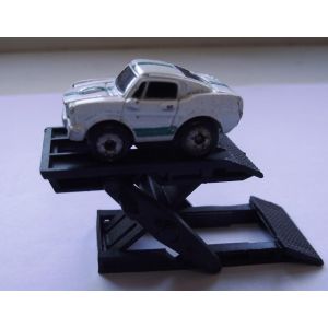 Micro Machines Galoob Voiture Blanche Et Pont Élévateur À Ciseaux Année 1990. - Occasion