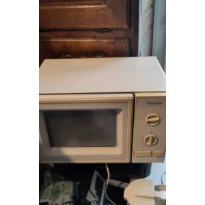 M 686 Four à micro-ondes Miele Micro-ondes encastrable M686 600W blanc Miele de luxe M686 - Occasion