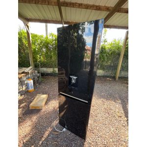 Frigo de la marque Beko , Distributeur d'eau , espace cong&eacute;lateur dans le bas. Juste une fissure sur un des bacs du cong&eacute;lateur (comme montr&eacute; en photo) mais rien de grave. - Occasion