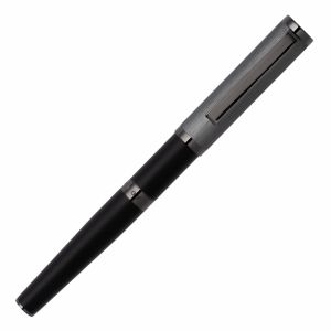 <p>Stylo plume<strong> Hugo Boss Formation Gleam</strong>. <br />En aluminium et laiton, ce modèle offre un parfait contraste entre son capuchon brossé de couleur gris anthracite et son corps noir mat. <br />Son ergonomie vous garantit un confort optimal