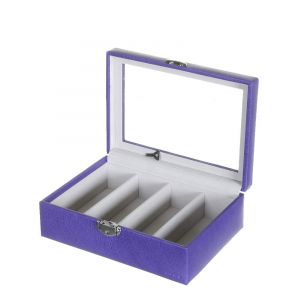 Coffret vitré spécialement conçu pour y ranger 4 paires de lunettes. L'intérieur est suédé, le plateau de fermeture vitré et serrure à clé sur l'avant.Nos photographies sont retouchées. La retouche d'image n'altère en rien les qualités du produit.