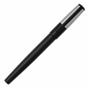 <p>Stylo roller <strong>Hugo Boss</strong> Gear Minimal Black.<br /> Il est composé d'aluminium et de laiton laqués de couleur noire mate. <br />Doux, agréable à prendre en main, le capuchon comprend une zone chromée et brossée qui lui donne une touche mo