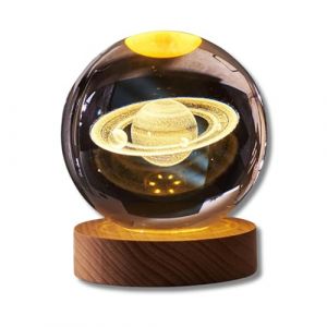 Veilleuse Saturn, Boule de Cristal 3D 8 cm Lumineuse Sculptée Intérieure Veilleuse, Base de 7 cm en Bois Prise Directe Interface USB Lumière de Lune de Table(Lumière Chaude) (Fangzoun, neuf)