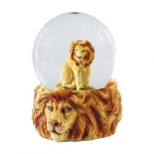 Water Globe - Lion de Deluxebase. Boule &agrave; Neige avec Figurine Lion en R&eacute;sine & Support Moul&eacute;. Objet de d&eacute;coration Parfait pour la Maison ou pour Offrir. (Choisi au Hasard Parmi 2 Couleurs) (DELUXEBASE, neuf)