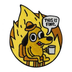 Patch Chien dans une Maison en Feu Dog in Burning House This is Fine 8 x 7 cm | &Eacute;cusson brod&eacute; avec fixation &agrave; scratch (dos &agrave; crochet), Badge tactique, Appliqu&eacute;s &agrave; coudre (urbanski, neuf)
