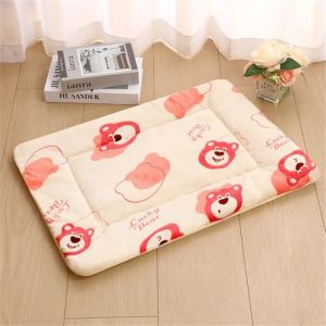 Odot Panier Chien Lavable, Flanelle Lit pour Chat Chien Confortable Coussin Peluche Doux et Moelleux pour Animaux de Compagnie Dorme &agrave; l'int&eacute;rieur en Hiver (Ours Rouge,XS) (Odot, neuf)