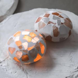PRANSITO Broken Light Mochi &ndash; Petite Lampe LED originale, D&eacute;cor Chambre Lumi&egrave;re Chevet Sans Fil Rechargeable, Lumi&egrave;re d&rsquo;Ambiance Design en S&eacute;l&eacute;nite &agrave; Changement de Couleur, Id&eacute;al Cadeau Maison (Melon Decor, neuf)