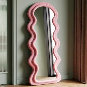 Grand miroir asymétrique ondulé sur pied, 160 x 60 cm, miroir mural avec cadre en bois enveloppé de flanelle, à suspendre ou à incliner (rose) (Honyee&Love, neuf)