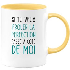 quotedazur - Mug Humour Si Tu Veux Frôler La Perfection Passe A Côté De Moi - Tasse Cadeau Humour - Jaune/Céramique (quotedazur france, neuf)