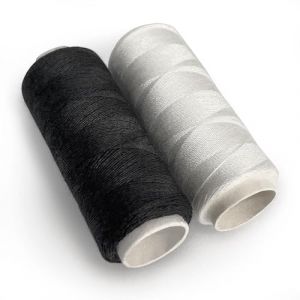 Fil &agrave; Coudre Noir et Blanc 2 Pcs en Polyester. 2 Bobines de 180m. Fil Pour Coudre Tout Usage Textile Sauf Pour Travaux Ext&eacute;rieur. 1pc en Noir + 1pc en Blanc (seyoughis, neuf)