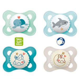 MAM Day & Night Lot de 4 t&eacute;tines en silicone &laquo; Skin Soft &raquo; de 0 &agrave; 6 mois, neutre, avec 2 bo&icirc;tes de transport st&eacute;rilis&eacute;es (babywaren24, neuf)