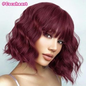 Perruque courte ondulée pourpre avec bangs - Perruque bob synthétique douce de longueur au niveau des épaules for femmes, perruque de costume naturellement bouclée for Halloween, Cosplay et utilisatio (COCO HEART, neuf)