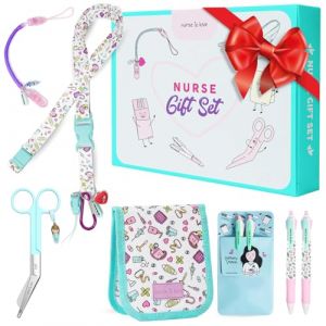 Nurse Is Love Cadeau Infirmiere Set De 5 Pcs. | Tour De Cou Badge - Porte-Badge + Ciseaux + 2 Pochette Infirmiere avec 2 Stylo Personnalis&eacute; Multi-Encre + Porte-Ciseaux | Infirmiere Accessoires & AS (Gylmo Store, neuf)