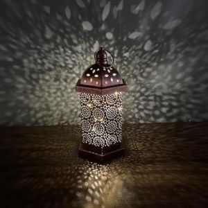 Zoegneer Lanterne r&eacute;tro &agrave; LED en laiton aliment&eacute;e par piles - Lampe &agrave; vent creuse - Lampe &agrave; cheval marocaine &agrave; suspendre - Moyen (Zoego, neuf)