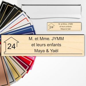 Plaque Boîte aux Lettres Personnalisée 10x2,5 cm adhésive en PVC – Gravure Laser – 22 Couleurs – Avec ou Sans Motif (Imitation bois clair texte noir) (Nice Marketing Digital, neuf)